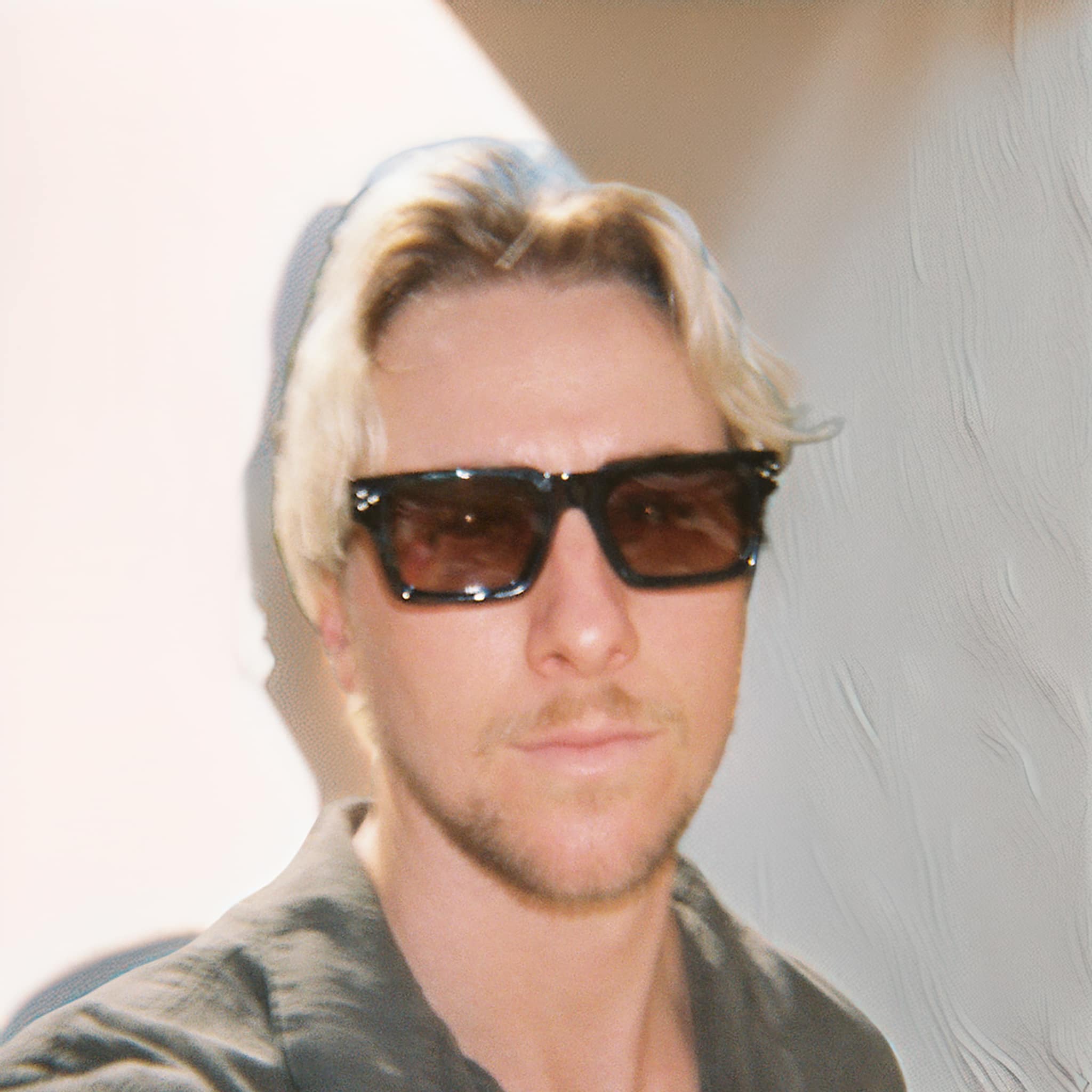 Male model wearing Soul California Eyewear Elaris sunglasses featuring an ebony acetate frame with brown gradient polarized lenses.